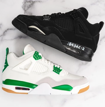 Der Jordan 4 SB Black Cat Wear Test Sneaker im Vergleich zum Pine Green Colorway, beide von oben