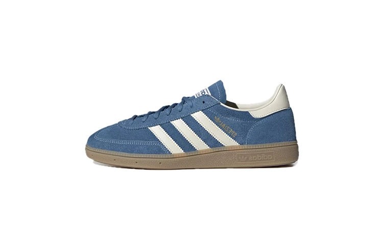 Der adidas Handball Spezial Core Blue von der Seite auf weißem Hintergrund