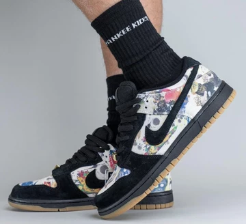 Supreme Nike SB Dunk Low Rammellzee - On Feet seitlich