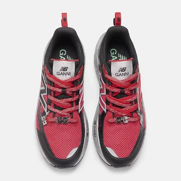 New Balance x Ganni Fresh Foam Trainer Racing Red Paar von oben