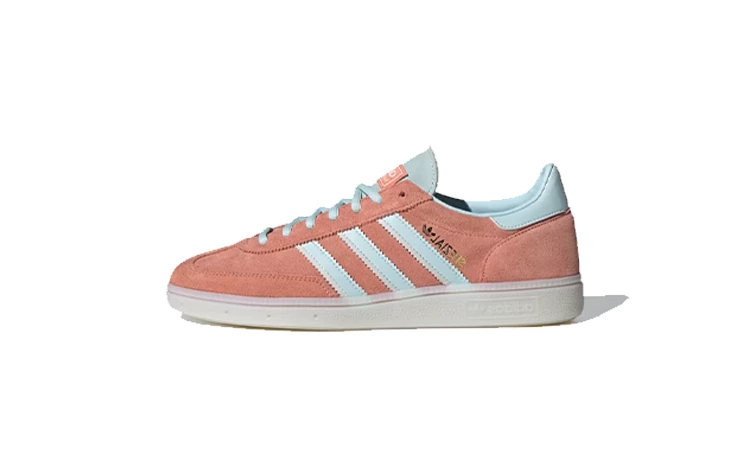 Der adidas Handball Spezial Wonder Clay Almost Blue auf weißem Hintergrund