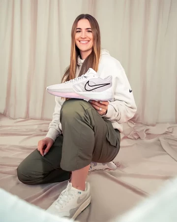 Nike Sabrina 1 Ionic -Sabrina hält den Schuh selbst in der Hand