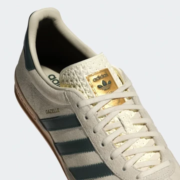 Die Zunge der adidas Gazelle Indoor Cream White