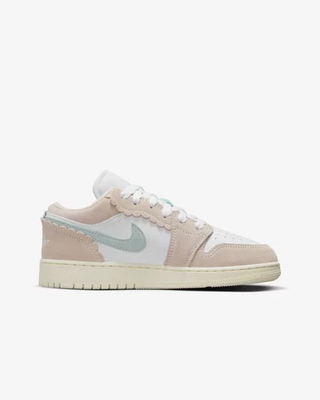 Jordan 1 Low GS Guava Ice seite von innen