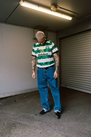 adidas Handball Spezial Core Black Christopher posiert mit dem Schuh vor einer Garage