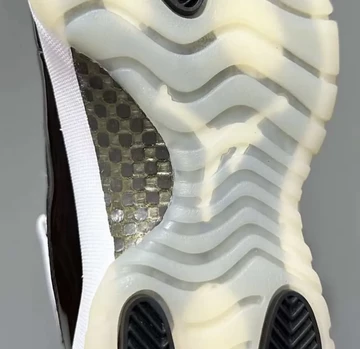 Jordan 11 DMP in der Hand sohle