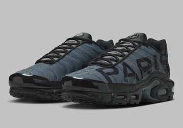 PSG x Nike Air Max Plus Black schräg