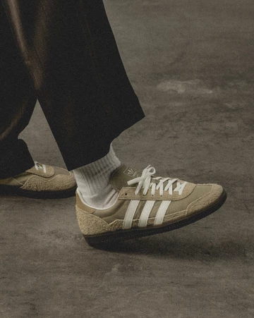 Ein odel trägt den adidas SPZL Wensley Cardboard am Fuß