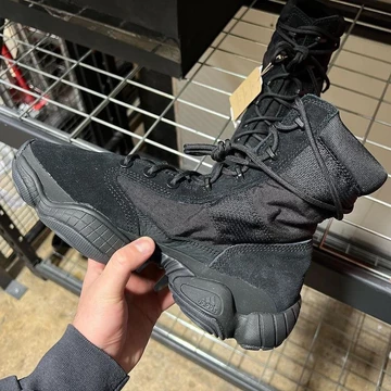 adidas Yeezy 500 Tactical Boot Utility Black in Hand innen Seite