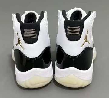 Jordan 11 DMP in der Hand beide paare von hinten