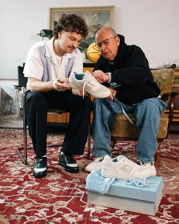 Gramps x KangaROOS Originals Hot Shot Lo Gramps mit Enkel im Wohnzimmer