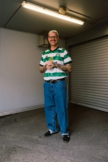 adidas Handball Spezial Core Black Christopher posiert mit dem Schuh vor einer Garage