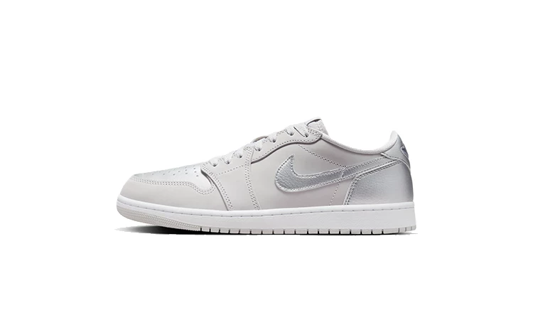 Jordan 1 Low Metallic Silver Titelbild auf weißem Hintergrund