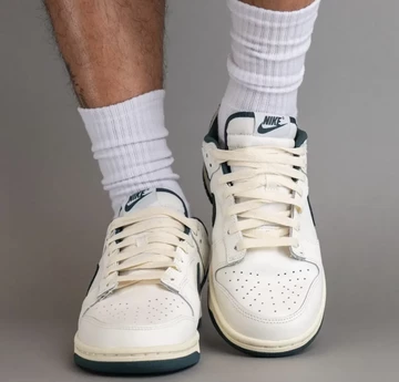 Dunk Low Athletic Department Sail On Feet von Vorne