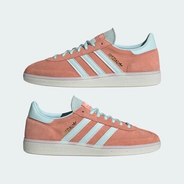 Der adidas Handball Spezial Wonder Clay Almost Blue von außen