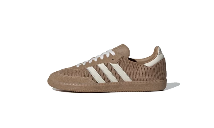 Der adidas Samba Cardboard von der Seite auf weißem Hintergrund