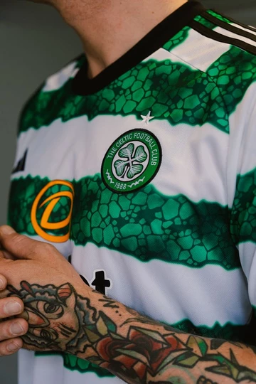 adidas Handball Spezial Core Black Christopher zeigt das Celtic Glasgow 23/24. Trikot