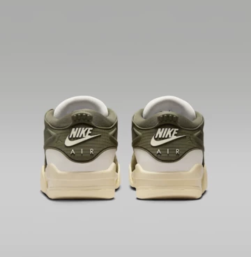 Jordan 4 RM Medium Olive von hinten