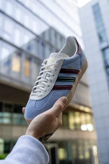 adidas Gazelle Indoor Christopher Lookbook in der hand