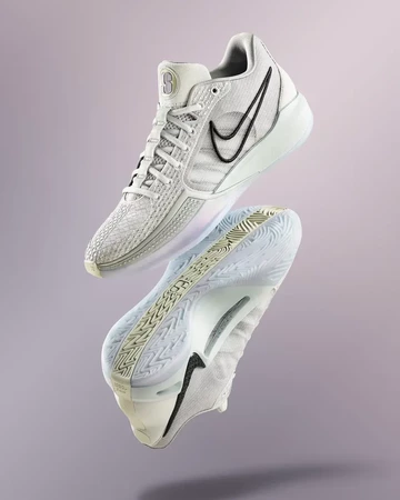 Lookbook Bilder von dem neuen Nike Sabrina 1 Ionic - beide Schuhe schweben auf lila Untergrund