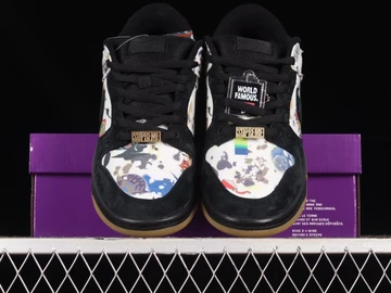 Supreme Nike SB Dunk Low Rammellzee - Vorne