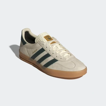Die adidas Gazelle Indoor Cream White von schräg außen