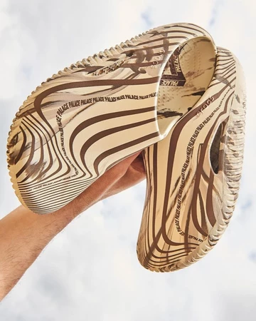 Palace Crocs Mellow Clog Bone - in der Hand