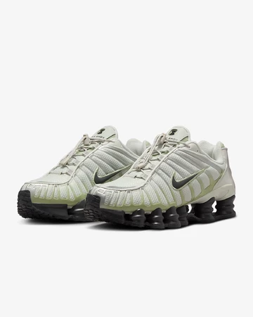 Nike Shox TL Beige Paar schräg seitlich