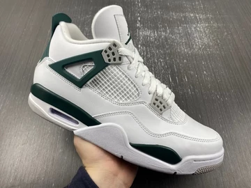 Jemand hält den Jordan 4 Oxidized Green in der Hand