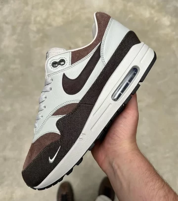 Air Max 1 Size Exclusive - in der Hand