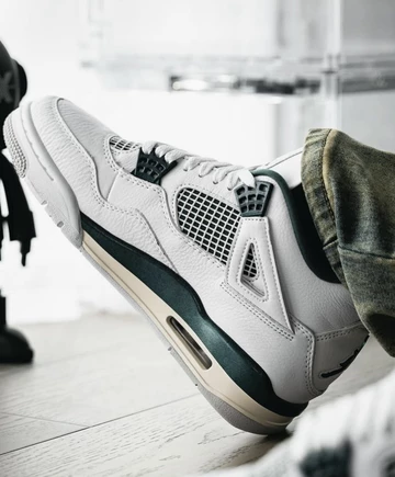 Jordan 4 Oxidized Green On Feet seitlich von Hinten