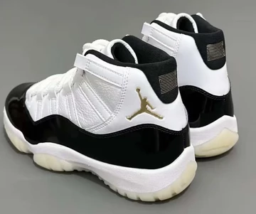 Jordan 11 DMP in der Hand schräg von hinten