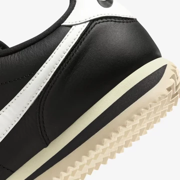 Nike Cortez Black Sail details ferse
