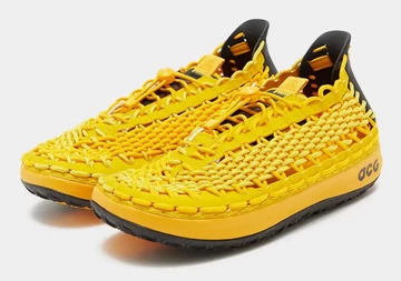 Nike ACG Watercat University Gold schräg