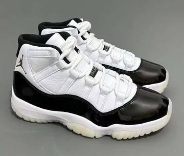 Jordan 11 DMP in der Hand beide schuhe schräg