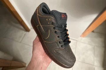 Nike SB Dunk Low Krampus in der Hand