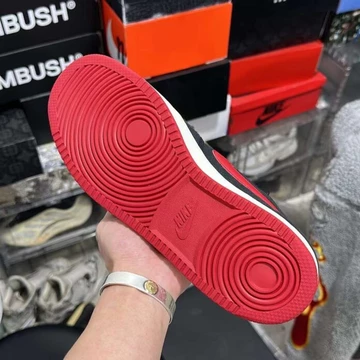 Jordan 1 AJKO Low Bred Leak Bild von unten mit roter Sohle