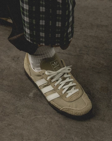Ein odel trägt den adidas SPZL Wensley Cardboard am Fuß