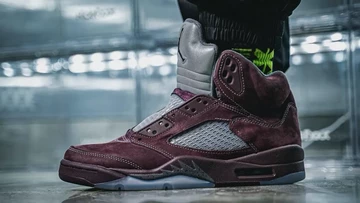 Jordan 5 Burgundy On Feet Außenseite