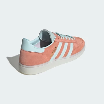 Der adidas Handball Spezial Wonder Clay Almost Blue von hinten