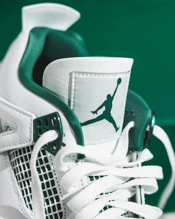 Jordan 4 Oxidized Green Detail Zunge Logo