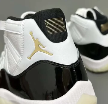 Jordan 11 DMP in der Hand von hinten