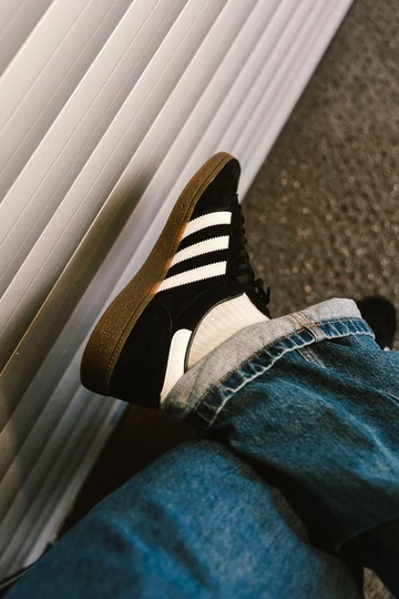 adidas Handball Spezial Core Black der schuh mit details