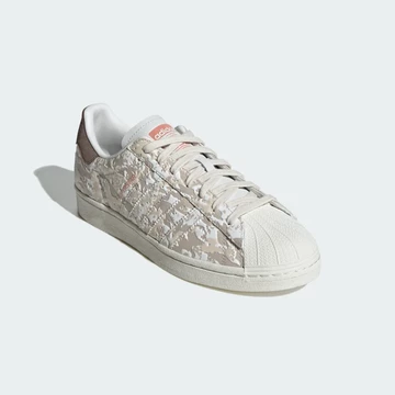 adidas Superstar Beige Camo schräg