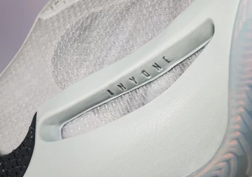 Lookbook Bilder von dem neuen Nike Sabrina 1 Ionic - Details Schriftzug "ANYONE"