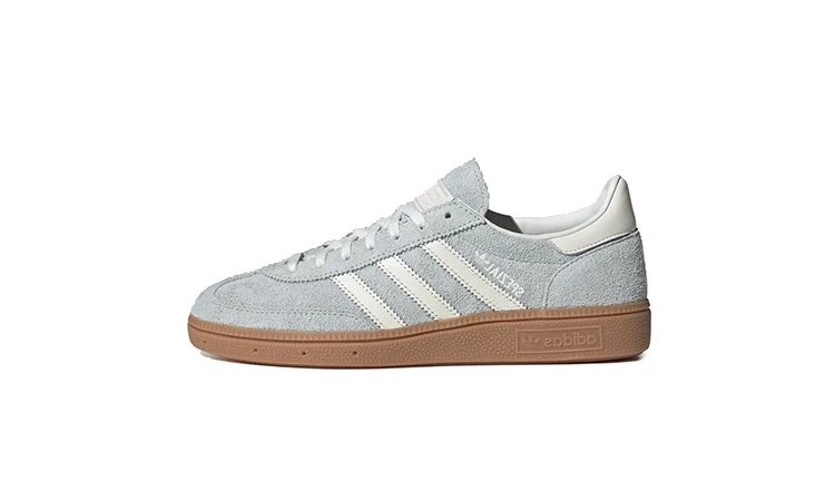 Der adidas Handball Spezial Wonder Silver von der Seite auf weißem Hintergrund