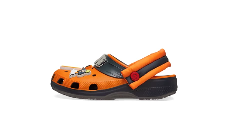 Der Naruto Crocs Classic Clog Naruto von der Seite auf weißem Hintergrund