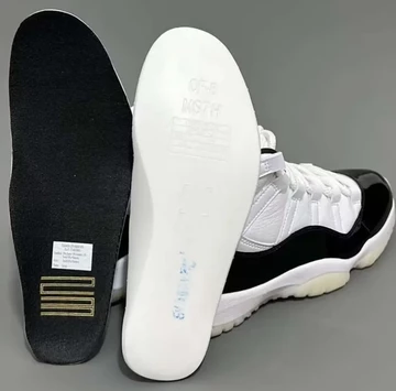 Jordan 11 DMP in der Hand mit Einlegesohle
