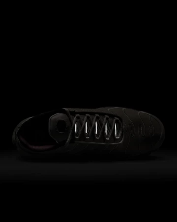 Air Max Plus Phantom Light Bone im dunkeln