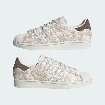 adidas Superstar Beige Camo beide Paare von außen